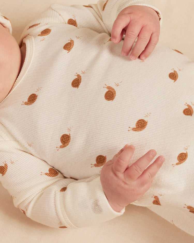Quincy Mae Knotted Baby Gown + Hat Set || Snails