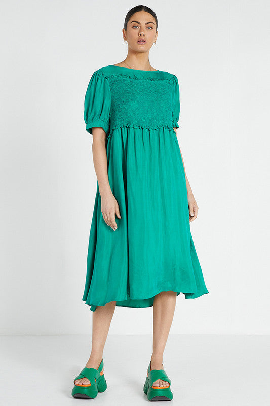 Bohemian Traders Shirred Midi Dress || Emerald