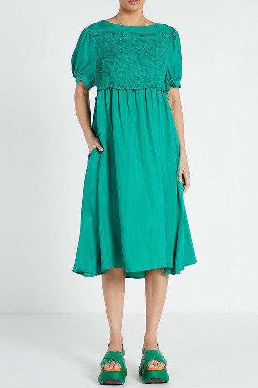 Bohemian Traders Shirred Midi Dress || Emerald