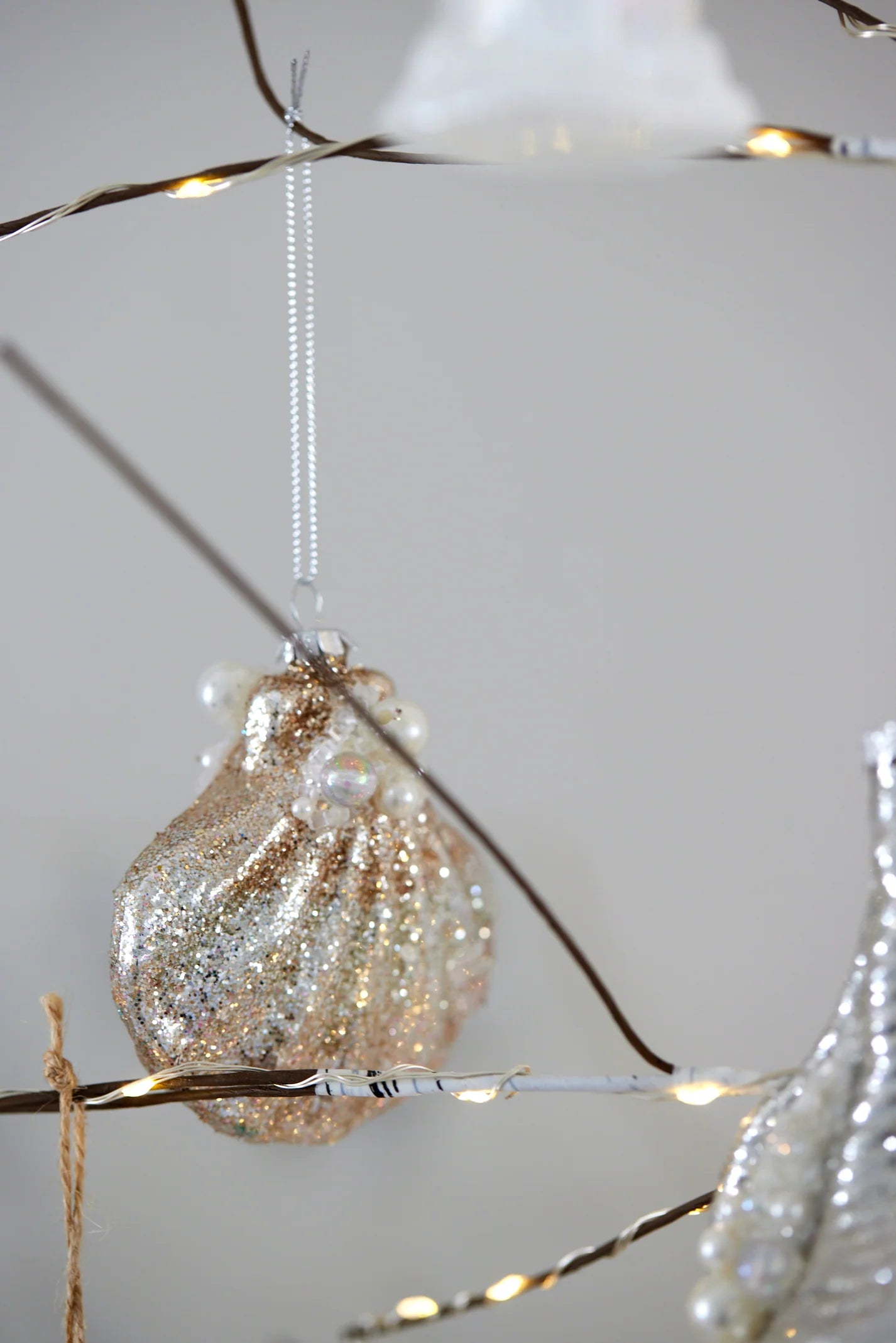 Holly & Ivy - Mettalic Clam With Pearls Hanging