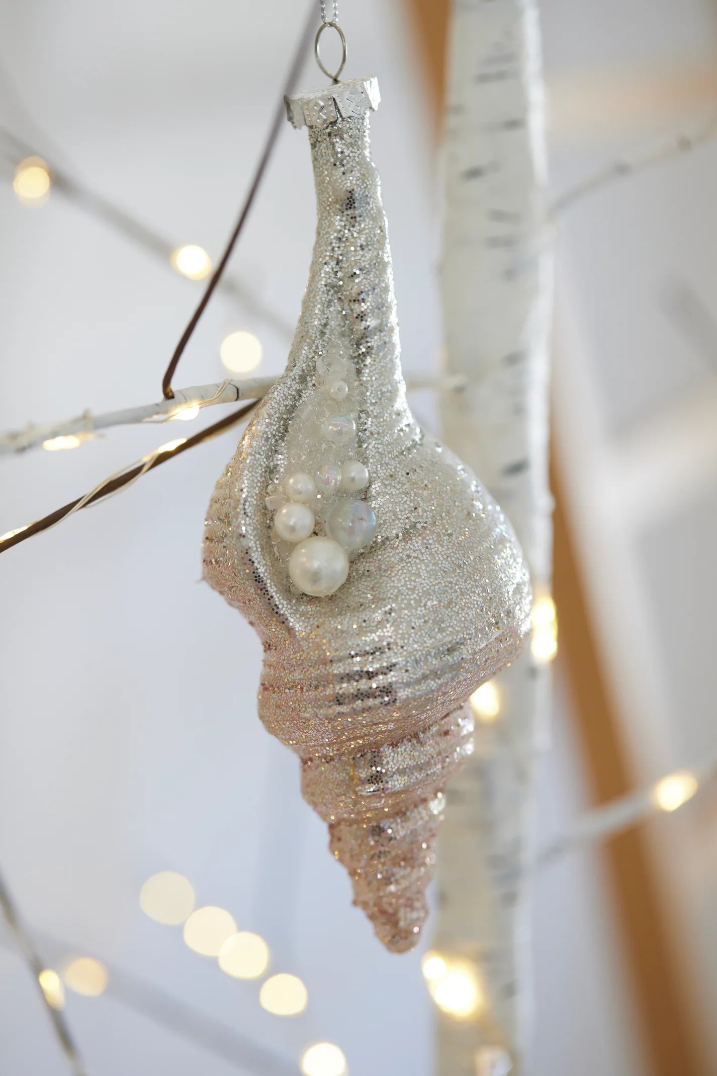 Holly & Ivy - Mettalic Conch With Pearls Hanging