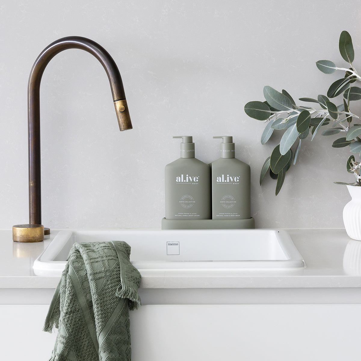 Al.ive Body WASH & LOTION DUO + TRAY - GREEN PEPPER & LOTUS